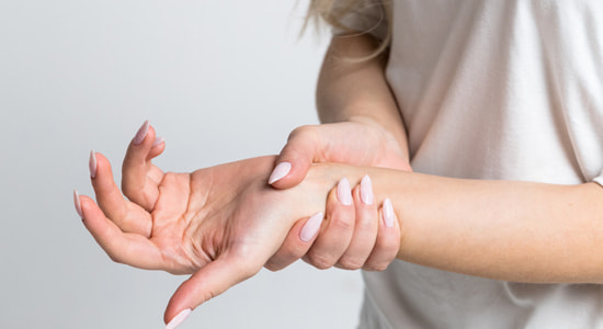腕・手のシビレ、違和感の原因
