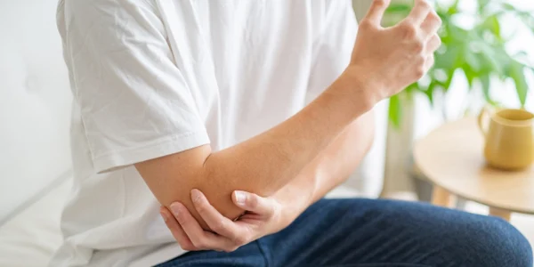 テニス肘が引き起こす身体への影響